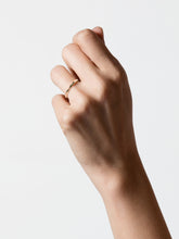 Charger l'image dans la galerie, Bague Anagramme Ruban biseau extérieur
