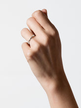 Charger l'image dans la galerie, Bague Anagramme Ruban biseau extérieur
