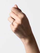 Charger l'image dans la galerie, Bague Anagramme Ruban gravé ronds
