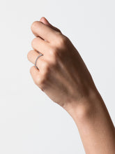 Charger l'image dans la galerie, Bague Anagramme perlée

